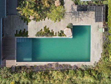 Een zwembad in Nederland in de tuin van bovenaf gefotografeerd